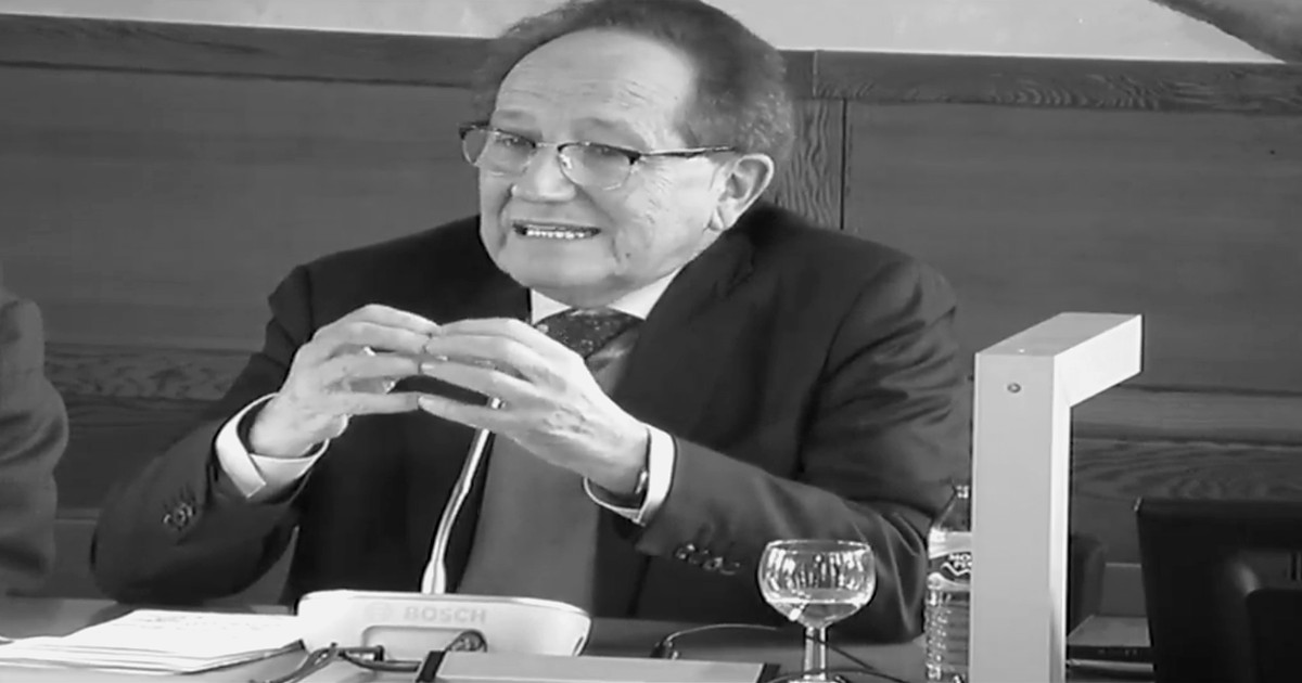 Rafael Alvira, sentado en una mesa de conferencias, habla con las manos juntas delante del pecho.